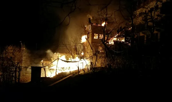 Son dakika: Artvin'de korkutan yangın! Artvin Ortaköy'de evler alev aldı - 1