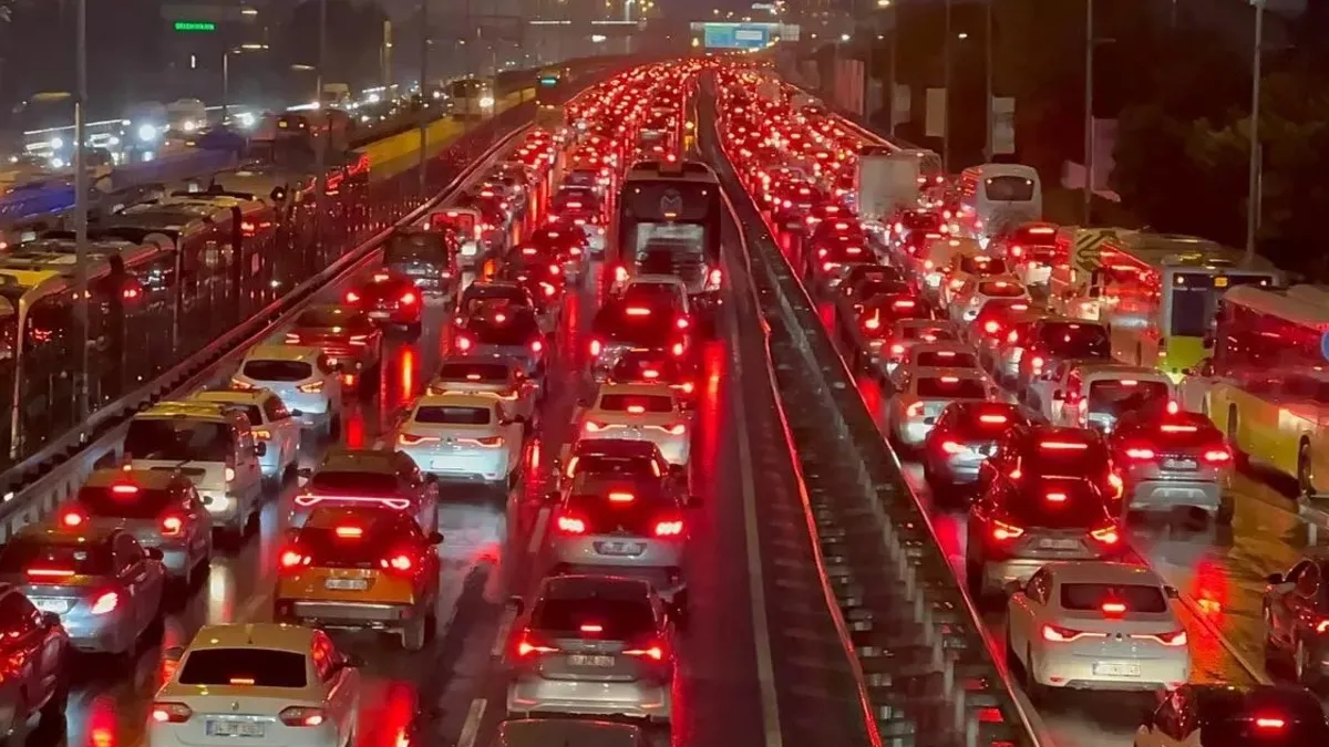 Harita kıpkırmızı! İstanbul'da trafik felç: Yoğunluk yüzde 87'ye ulaştı