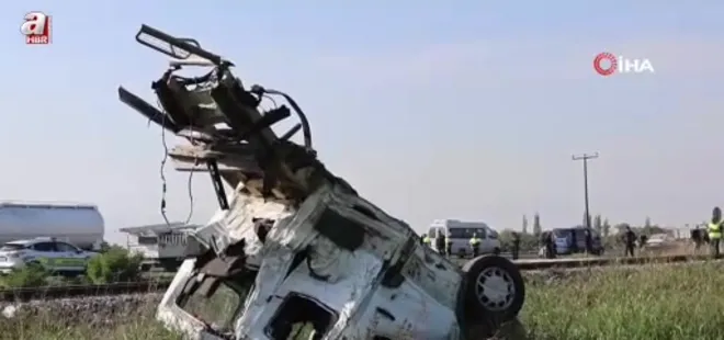 Trenin çarptığı kamyonet paramparça oldu