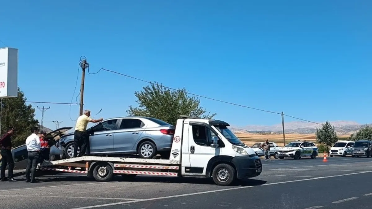 Hafif ticari araç ile otomobil çarpıştı: 4 yaralı