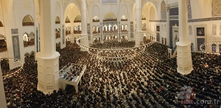 Büyük Çamlıca Camii'nde tarihi kalabalık!