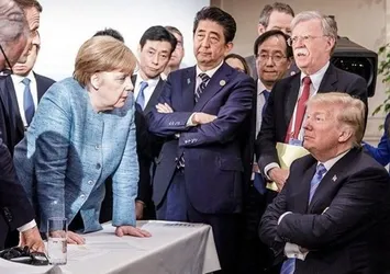 Trump Merkel'e şeker fırlatmış