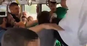 Metrobüste uçan tekmeli kavga! Ortalık bir anda karıştı