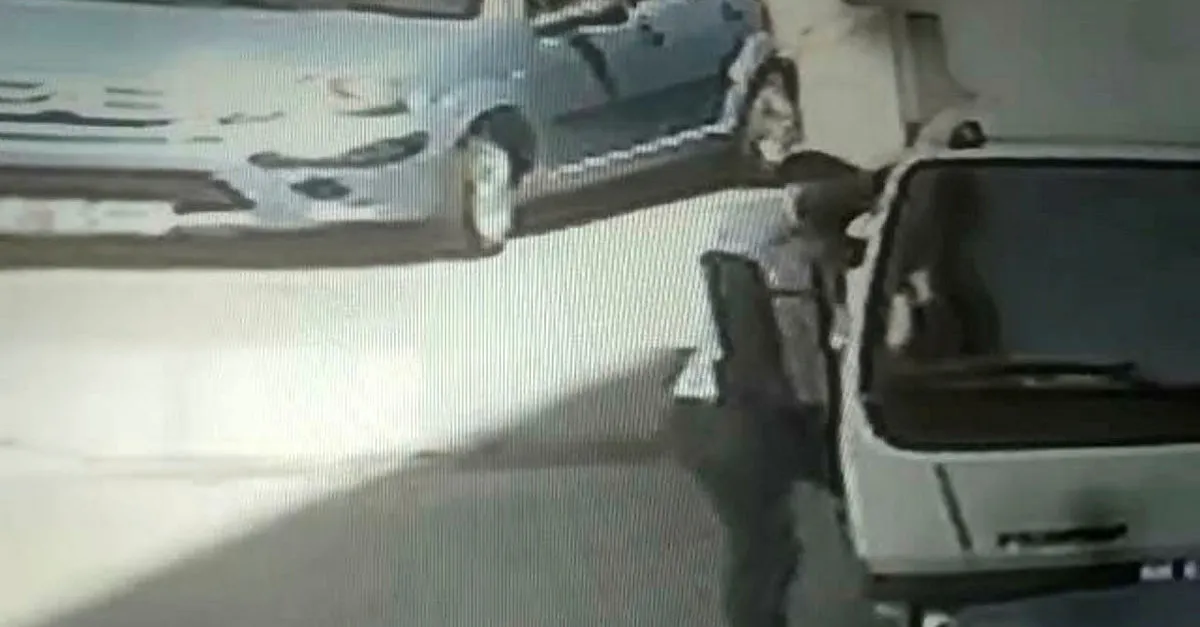 Maltepe'de pes dedirten görüntü! Gündüz vakti araca yaklaşıp... |Video