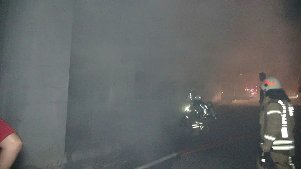 Mahalleli sokağa döküldü! Korku dolu anlar! Alev alev yandı