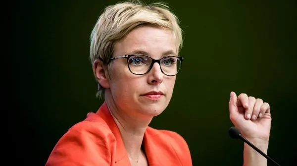 Macron senden tiksiniyoruz, utanıyoruz! Fransa her geçen gün faşizm öncesi bir topluma benziyor!