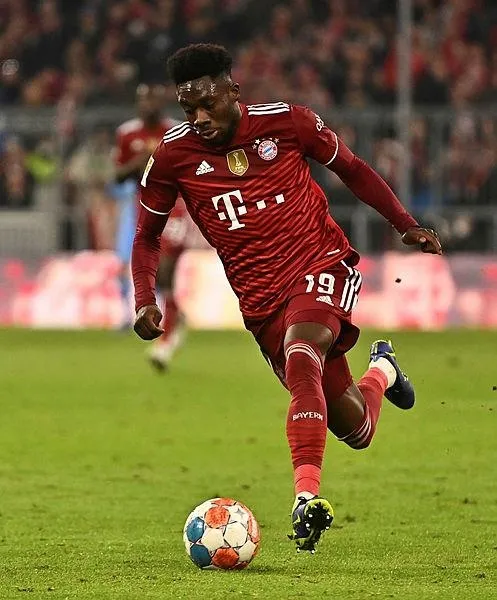 tam-bir-kupa-canavari-trabzonsporun-yeni-transferi-irakli-azarovinin-alphonso-davies-benzerligi-1641223522490.jpeg Trabzonspor'un yeni yıldızı Irakli Azarovi'nin stili Alphonso Davies'e benzetiliyor - 3