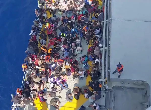 Kaş açıklarında bir bottan acil durum çağrısı gönderen 283 göçmen kurtarıldı