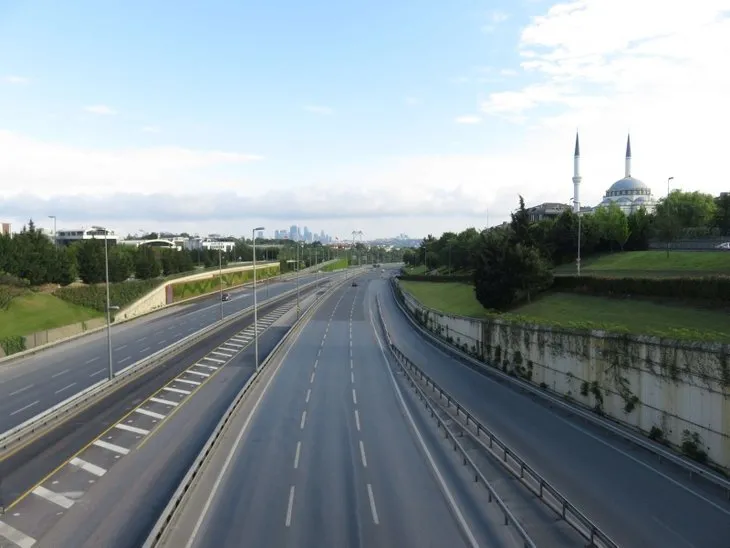 İstanbul’da yollar ve meydanlar boş kaldı! 15 Temmuz Şehitler Köprüsü’ndeki denetim havadan görüntülendi
