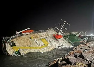 Maltepe sahilinde film sahnelerini aratmayan olay! Fırtına nedeniyle karaya oturan gemi battı