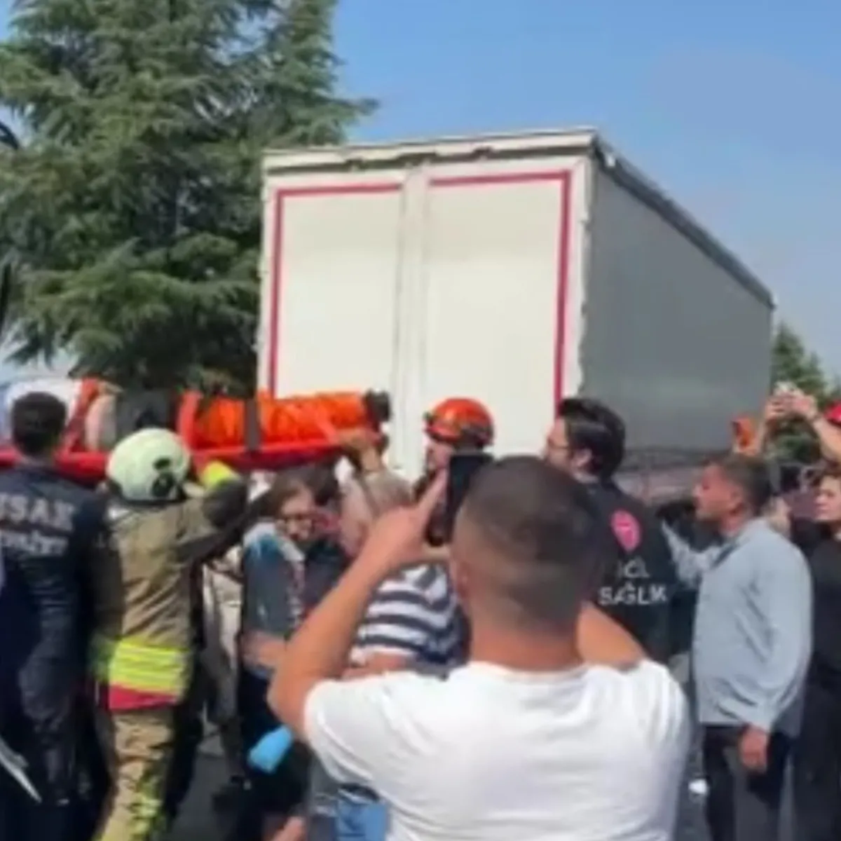 Yolcu otobüsü kamyona arkadan çarptı! 1'i ağır 8 yaralı