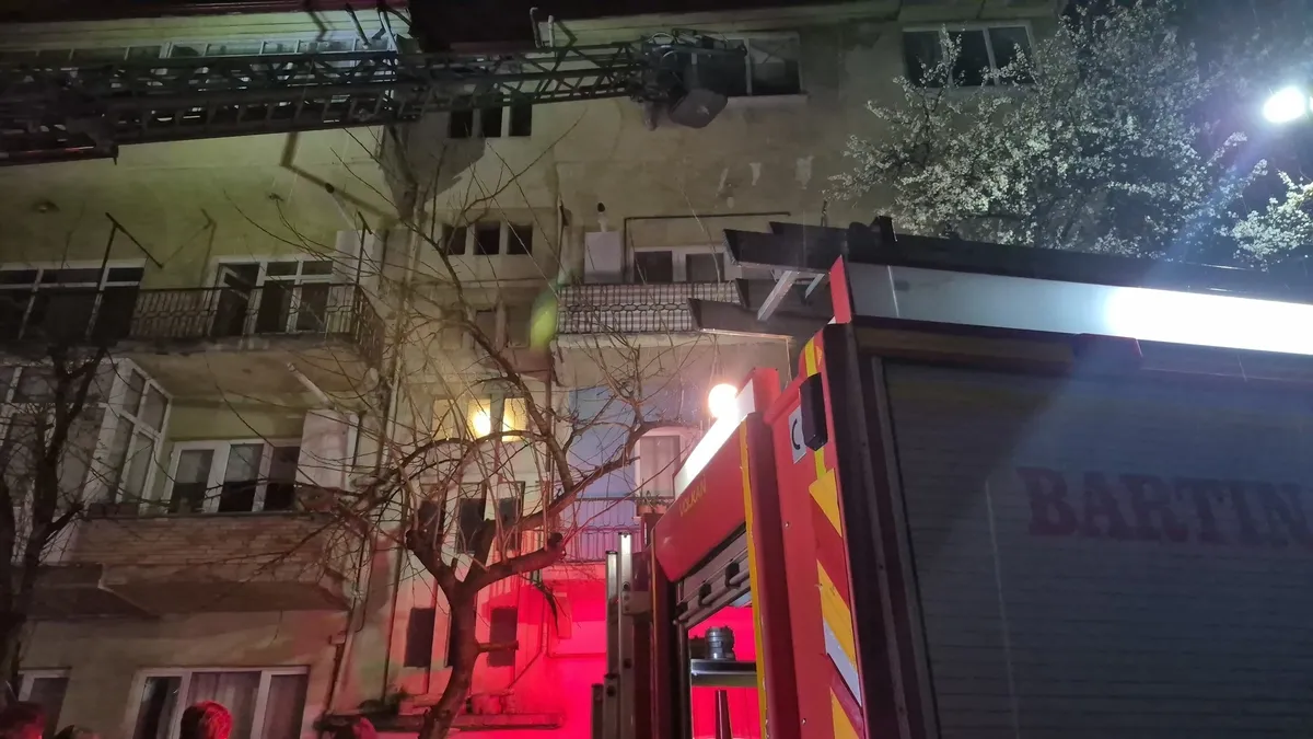 4 katlı apartmanda yangın paniği! Çok sayıda kişi tahliye edildi