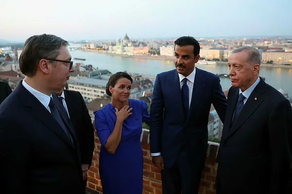 baskan-erdogan-macaristanda-ilham-aliyev-ve-katar-emiri-al-sani-ile-gorustu-1692560783508.jpg Başkan Erdoğan Macaristan'da İlham Aliyev ve Katar Emiri Al Sani ile görüştü - 6