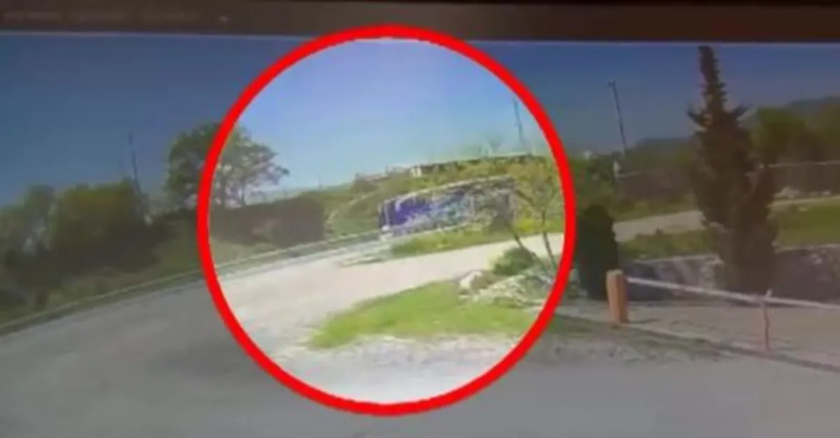 Yalova'da yolcu otobüsü devrildi