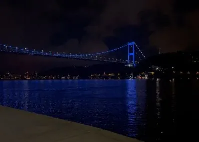 FSM Köprüsü maviye büründü