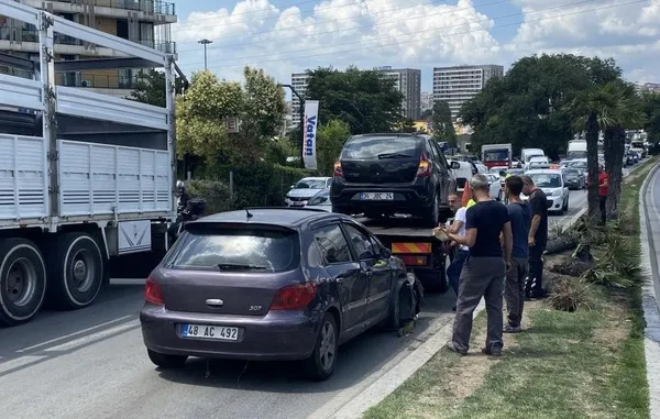 direksiyon-kontrolunu-kaybeden-2-sofor-agaclari-devirerek-karsi-seride-uctu-1656328004834.jpg Direksiyon kontrolünü kaybeden 2 şoför ağaçları devirerek karşı şeride uçtu - 1