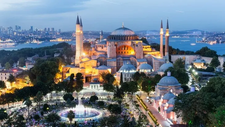 Ayasofya Camii'nden ilk iftar için ezan okundu