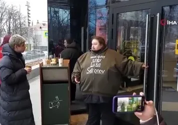 Ünlü Rus ressamın oğlu piyanist Luka Zatravkin'den görülmemiş eylem! Kendini Mc Donald’s'ın kapısına kelepçeledi