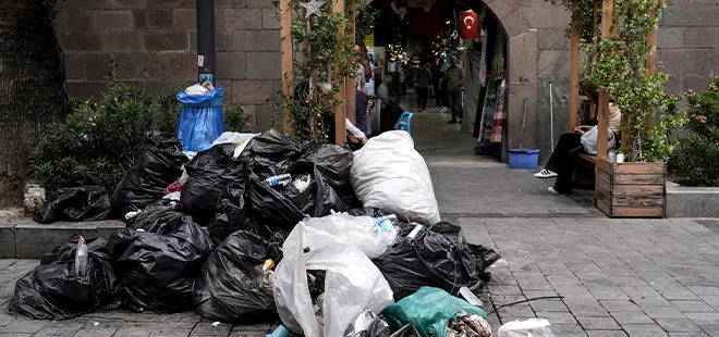 izmirde-tepki-ceken-goruntu-chpli-belediyenin-iscileri-greve-gitti-sokaklarda-cop-yiginlari-olustu-1746635067763.jpg Fotoğraf- AA
