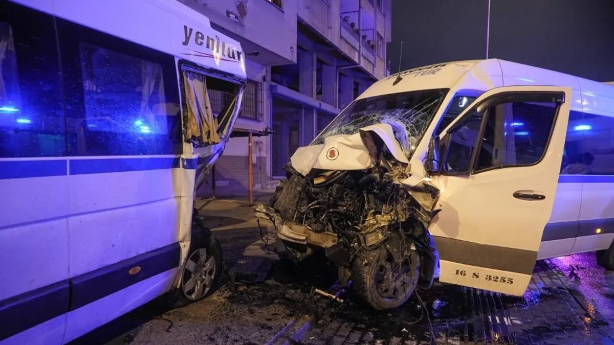 Bursa'da 4 araç zincirleme kazaya karıştı! 3 yaralı