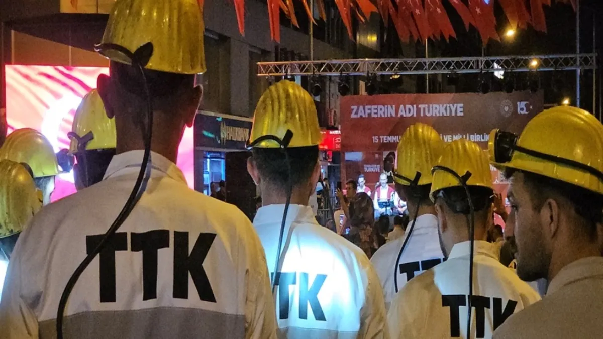 Madenciler Zonguldak meydanlarda 15 Temmuz nöbetinde