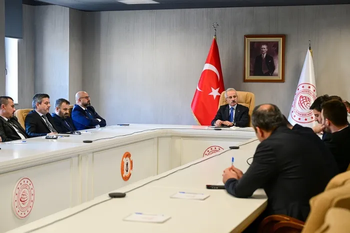 bakan-uraloglundan-dijital-yayincilara-destek-mesaji-dijital-telif-yasasi-ile-ilgili-elimizden-geleni-yapacagi-1742804919248.jpg Bakan Uraloğlu, dijital medya yöneticileriyle bir araya geldi | ahaber.com.tr