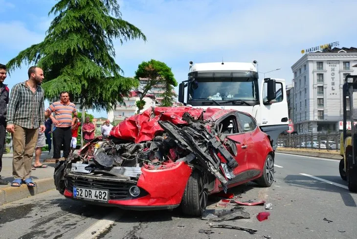 Trabzon’da feci kaza! Hurdaya dönen araçtan sağ çıktılar