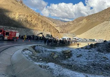 Siirt'te yolcu otobüsü buzlanma nedeniyle devril! 12 yaralı hastaneye sevk edildi