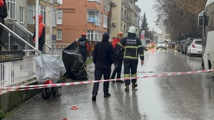 edirnede-saganak-felaketi-istinat-duvari-coktu-balkonlar-zarar-gordu-1768064501586.jpeg Fotoğraf (İHA)