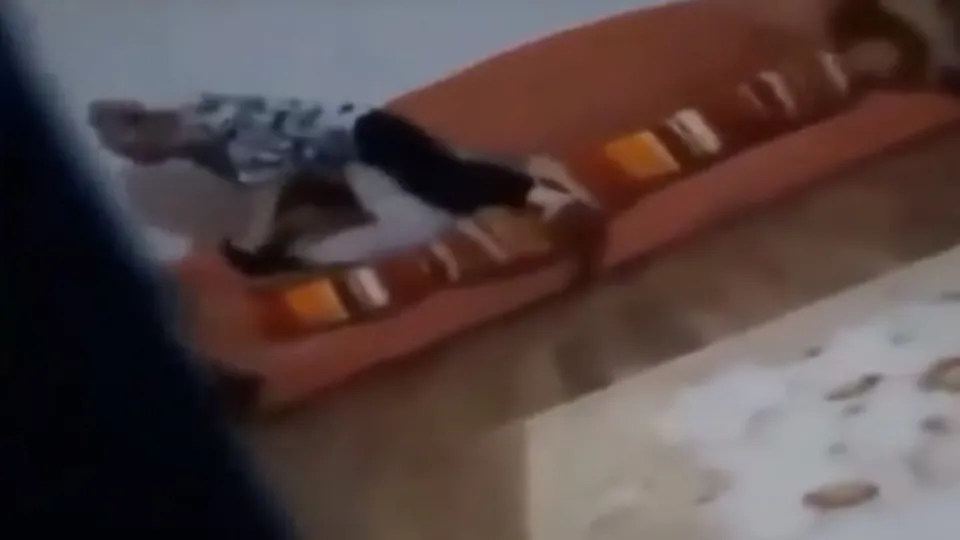 Gözü dönen anne kızını boğmaya çalıştı!