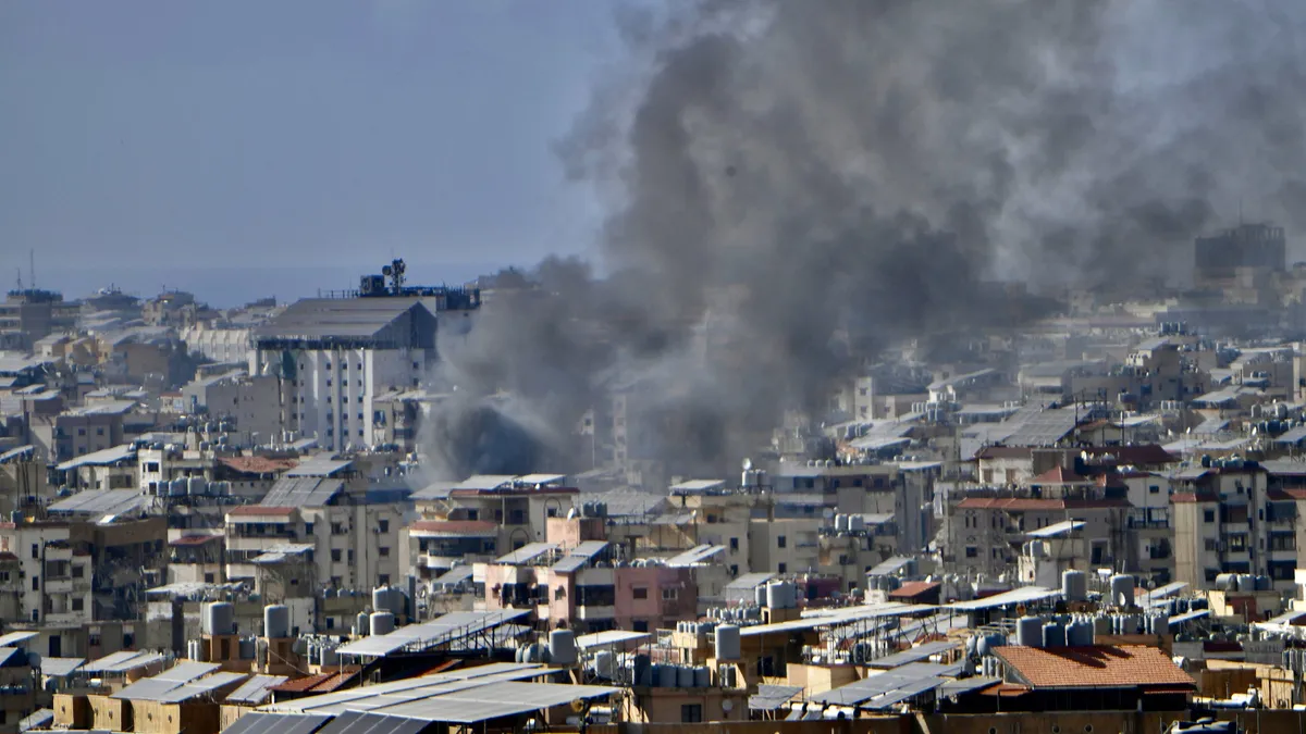 İsrail'den Lübnan'da Hizbullah'a ait akaryakıt istasyonlarına saldırı