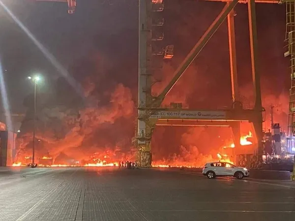 son-dakika-dubaide-buyuk-bir-patlama-sesleri-duyuldu-patlama-sonrasinda-yangin-cikti-1625690836435.jpg Son dakika: Dubai'de büyük bir patlama sesleri duyuldu! Patlama sonrasında yangın çıktı - 2