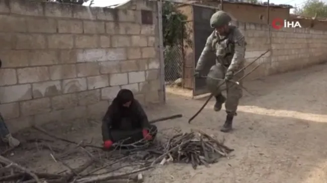 Mehmetçik, Suriyeli çocuklarla oyun oynadı, köpek sevdi - 2