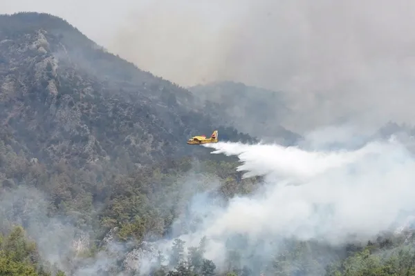 1628072906097.jpg Uçakların alevlerle savaşı! Muğla'daki yangına havadan müdahale - 4