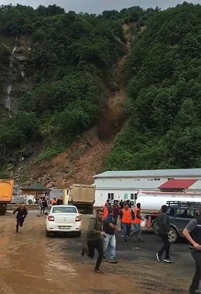 Son dakika: Rize'de heyelan anı kamerada - 1