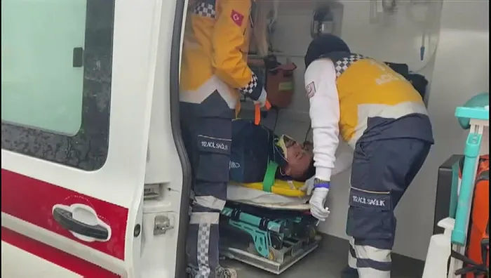 Son dakika: Beylikdüzü'nde korkunç kaza: Kepek yüklü kamyon devrildi! Motokurye ölümden öldü - 3