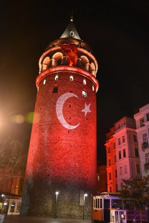 Tarihi Galata Kulesi kırmızı beyaza büründü