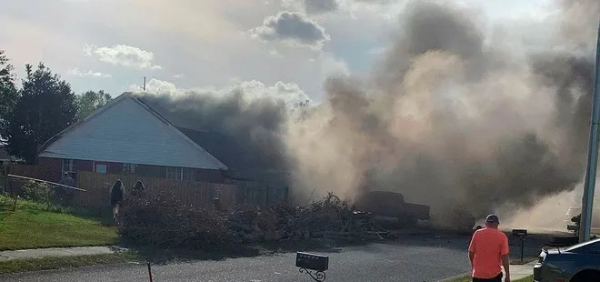 Son dakika: ABD’de eğitim uçağı evin üzerine düştü