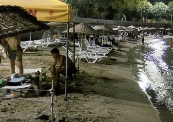 Sıcaklardan bunalan vatandaşlar sahillere akın etti! Yasak dinlemediler...