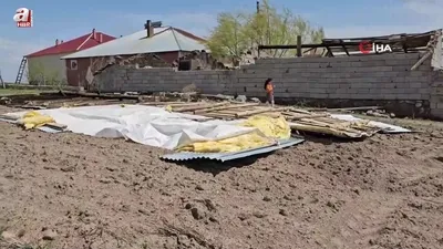 Adilcevaz’da fırtına çatıları uçurdu