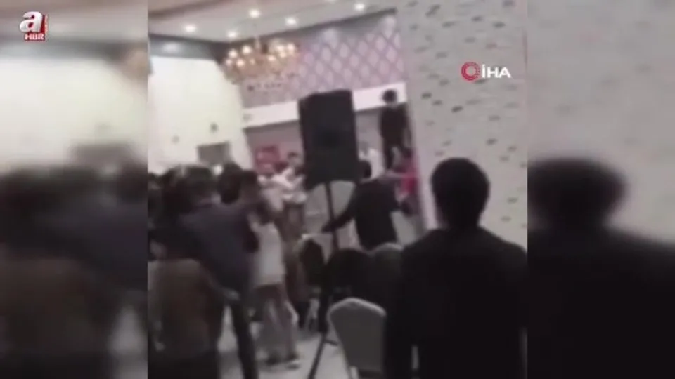 Sahne anlaşmazlığı kavgasında sandalyeler havada uçtu