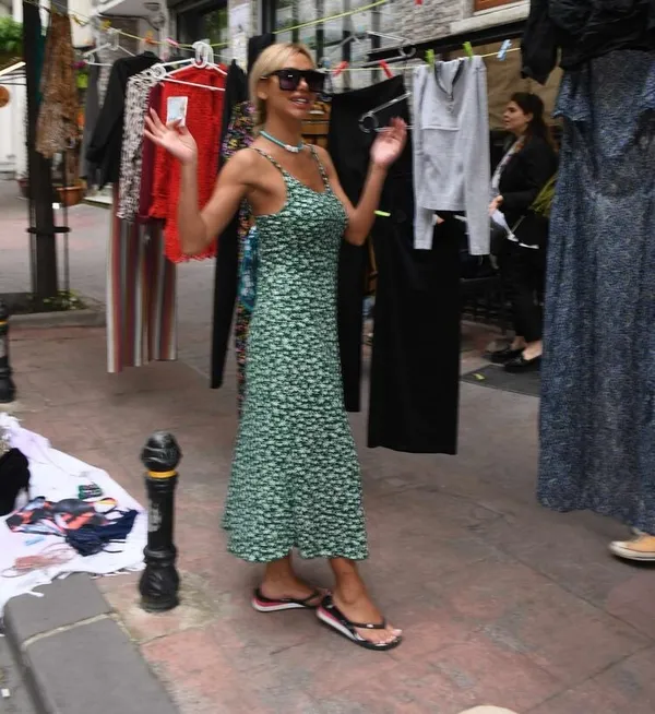 1653375874770.jpg Didem Kınalı sokağa tezgah açtı! Kıyafetlerini sattı - 4