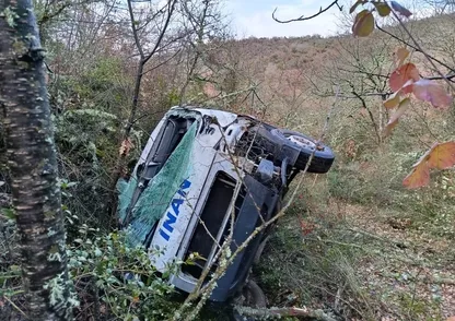 Servis aracı uçuruma yuvarlandı: 1 yaralı