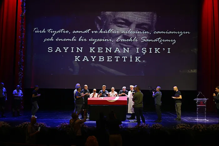 kenan-isika-son-veda-istanbul-akmde-toren-duzenlenecek-cenaze-programi-belli-oldu-1722332878220.jpg Kenan Işık'a son veda! İstanbul AKM'de tören düzenlenecek! Cenaze programı belli oldu... - 4