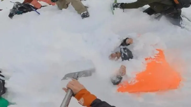 Çığ altında kalan kadın kayakçılar böyle kurtarıldı