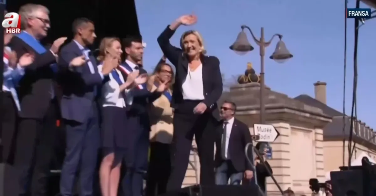 Yolsuzluk yapan Le Pen miting düzenledi