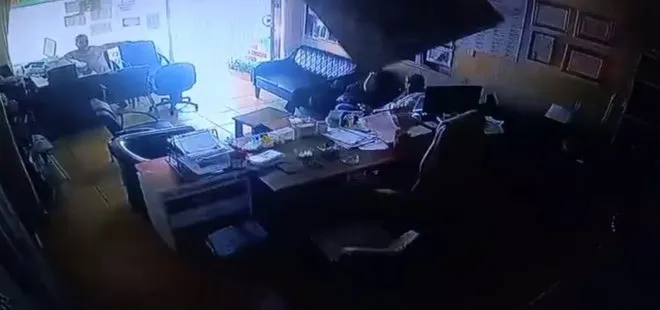 İş yerinin tavanının çökmesiyle neye uğradıklarını şaşırdılar
