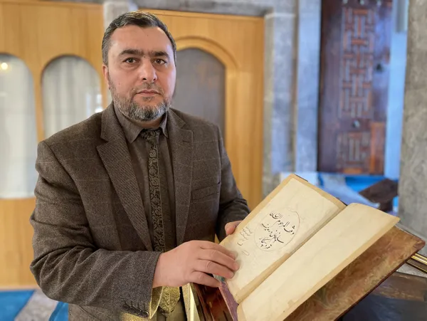 Tarihi caminin deposunda bulundu! 450 yıllık el yazması Kur'an-ı Kerim'de yazan not şaşkına çevirdi - 1