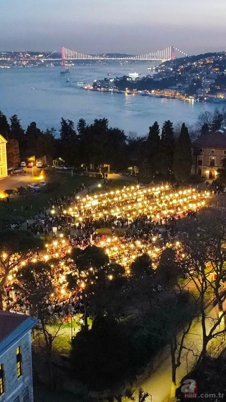 Boğaziçi Üniversitesi'nde iftar programı! Binlerce öğrenci yan yana saf tutup namaz kıldı 11