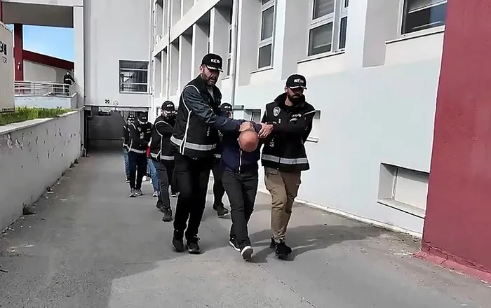 once-harac-istedi-sonra-aracini-kursunladi-adanada-film-gibi-olay-1743149529633.jpeg Haraç ve kurşunlama olayı sonrası şüpheliler polis tarafından yakalandı. (DHA)